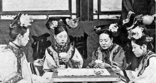 還原中國(guó)古代歷史宮女真實(shí)生活，宮女為了在宮中生活好過(guò)討好太監(jiān)
