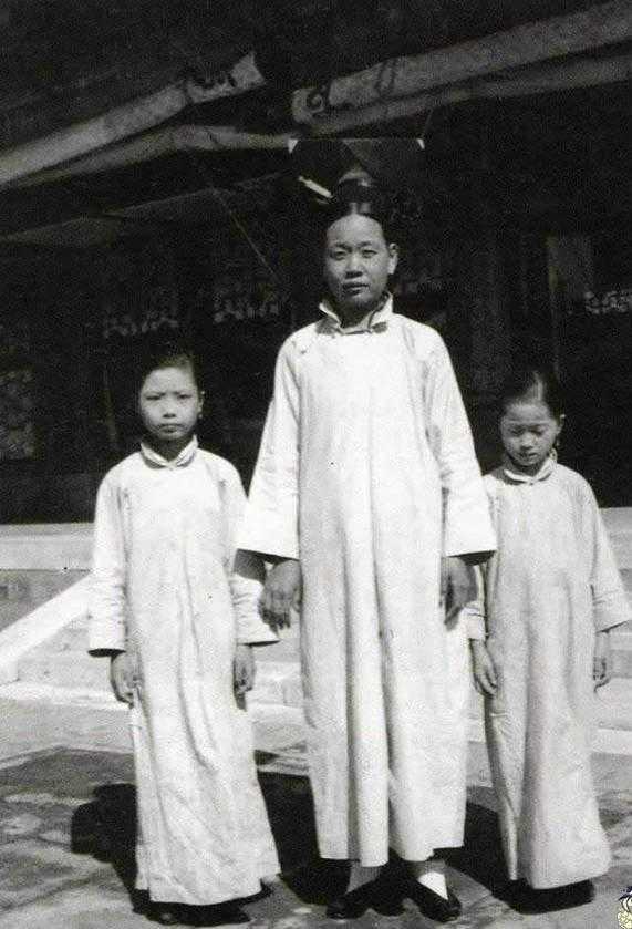 還原中國(guó)古代歷史宮女真實(shí)生活，宮女為了在宮中生活好過(guò)討好太監(jiān)