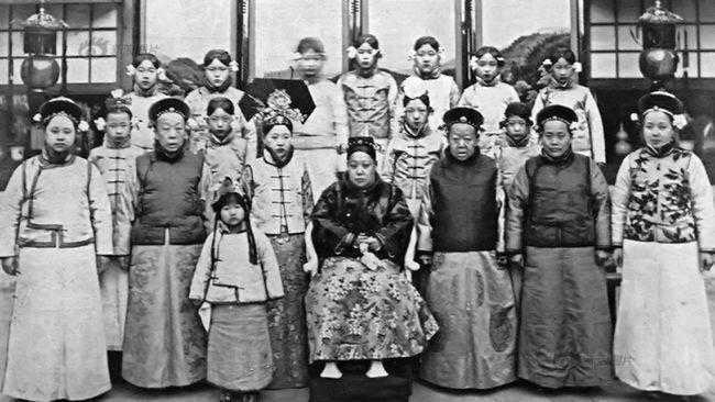 還原中國(guó)古代歷史宮女真實(shí)生活，宮女為了在宮中生活好過(guò)討好太監(jiān)