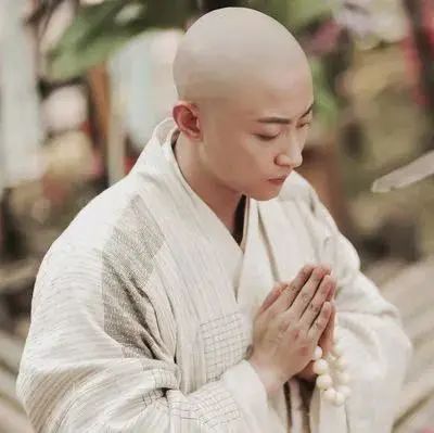 皇帝逼吃肉,和尚含淚破戒后,吐10字成千古名言!