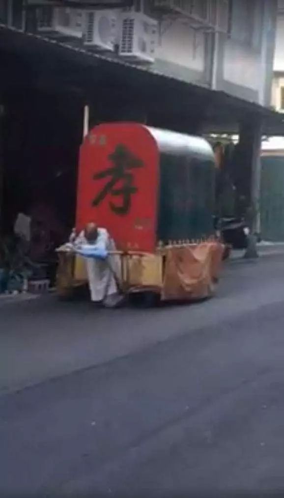 苦行僧“跪拉棺材車”700公里，跪行10幾年膝蓋磨爛也要發揚孝道！