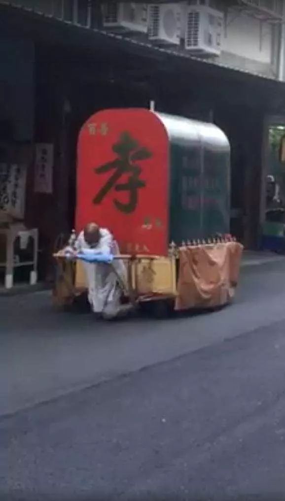 苦行僧“跪拉棺材車”700公里，跪行10幾年膝蓋磨爛也要發揚孝道！