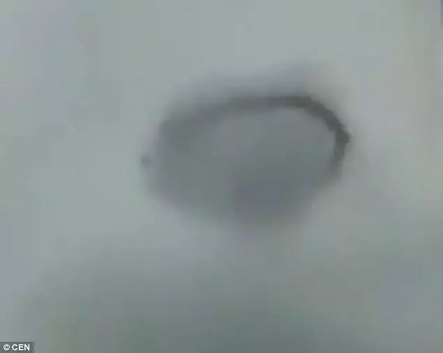 英國天空驚現神秘黑圈外星人入侵？UFO專家回應了！