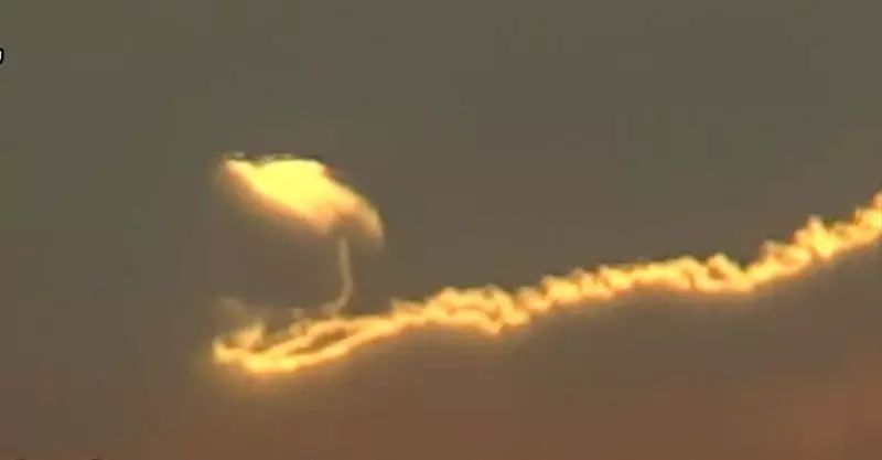 天空出現UFO的飛行火球，2:47 空中停一下竟孵出火鳳凰！