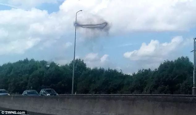 英國天空驚現神秘黑圈外星人入侵？UFO專家回應了！