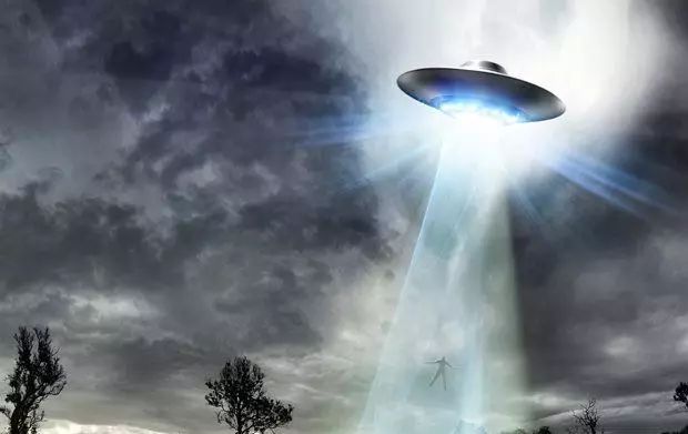 古代UFO？基督洗禮的畫描繪巨大飛行物射下光線