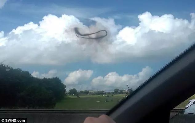 英國天空驚現神秘黑圈外星人入侵？UFO專家回應了！
