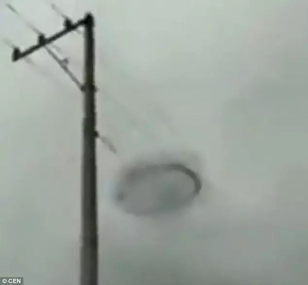 英國天空驚現神秘黑圈外星人入侵？UFO專家回應了！