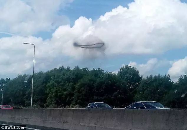 英國天空驚現神秘黑圈外星人入侵？UFO專家回應了！