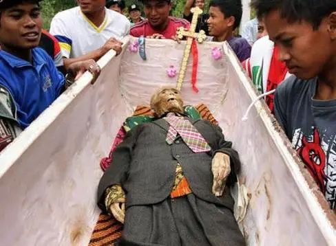盤點全球10大奇葩葬禮,死后撥皮!