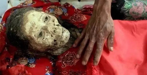 盤點全球10大奇葩葬禮,死后撥皮!