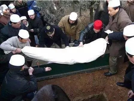 盤點全球10大奇葩葬禮,死后撥皮!