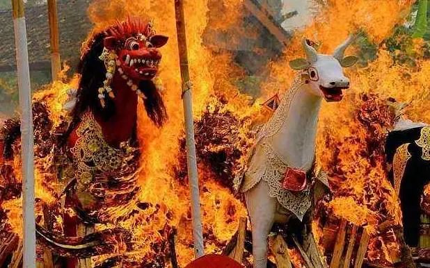 盤點全球10大奇葩葬禮,死后撥皮!