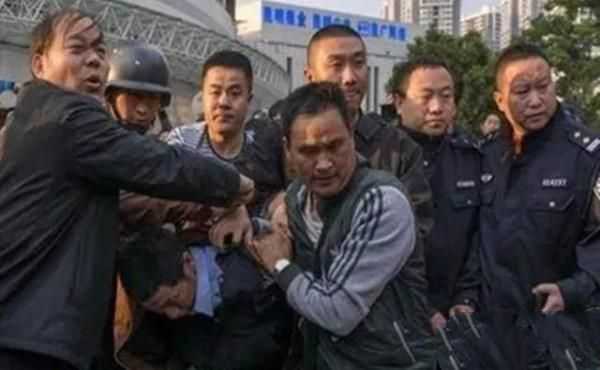 10年前云南17名青年失蹤，警方鎖定一個(gè)賣鴕鳥肉的老頭：肉哪來的