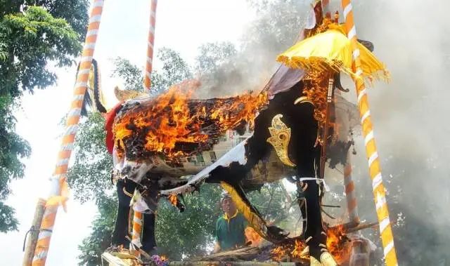 盤點全球10大奇葩葬禮,死后撥皮!