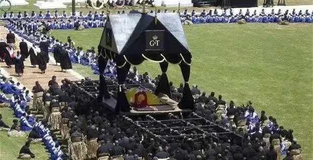盤點全球10大奇葩葬禮,死后撥皮!