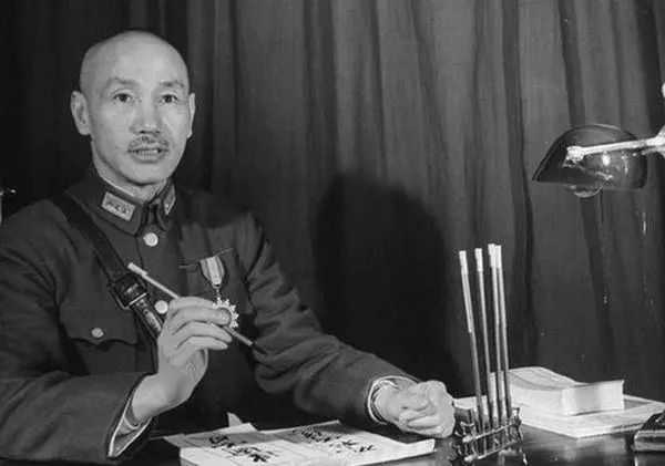 蔣介石有沒有軍事天賦？經常越級指揮的蔣公，究竟有哪些神操作