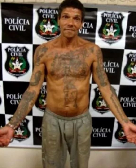 行走的“死亡筆記本”：惡男殺70人全是壞人，闖監獄殺父吃心