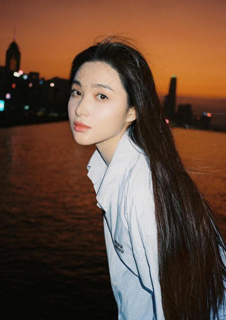 孫嘉璐黃昏大片美翻了，愛讀書考上劍橋，她還是個(gè)開箱博主？